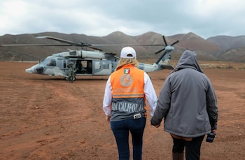Despliegan helicóptero para rescatar a 32 personas atrapadas por las lluvias de Rachel.