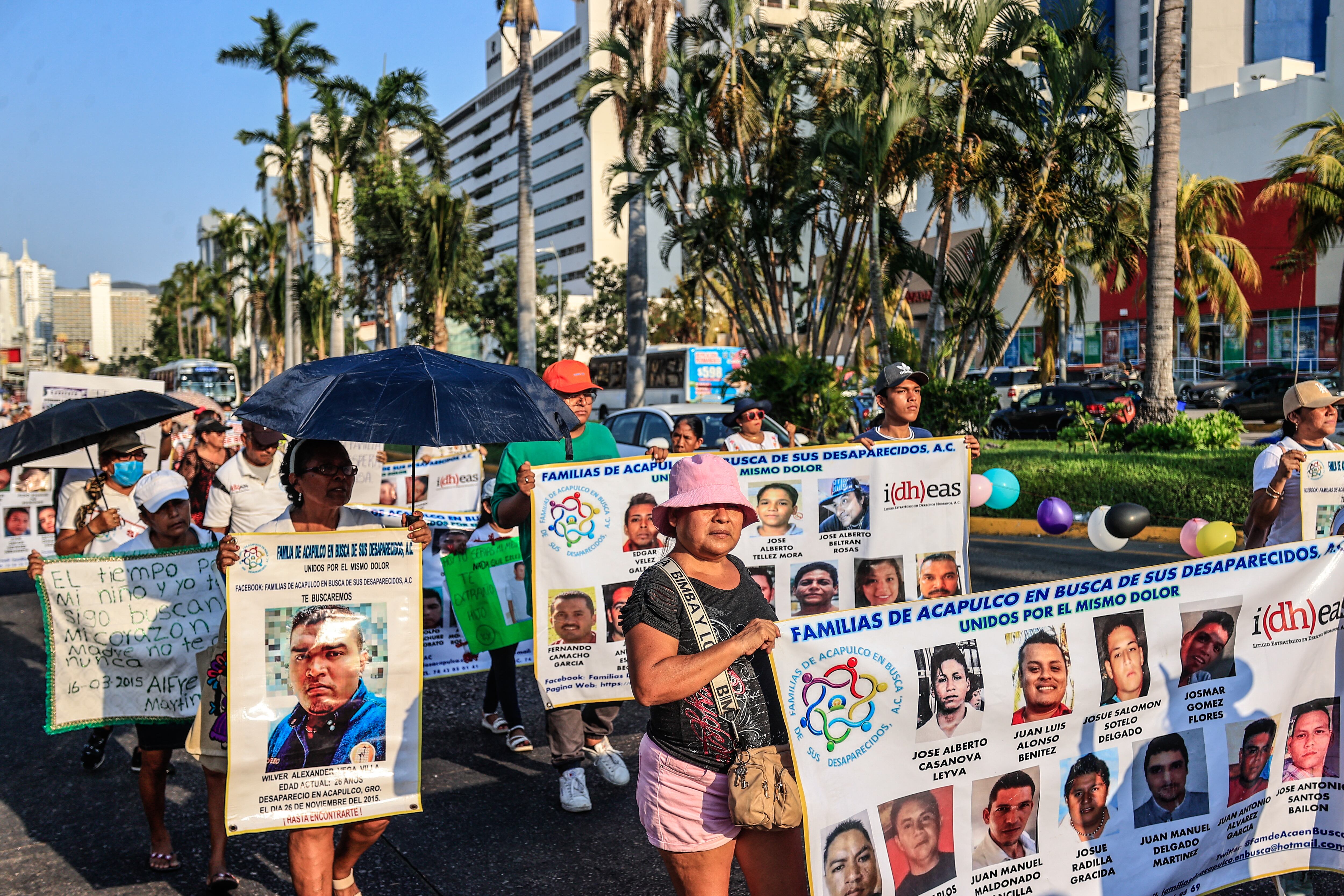 Madres de hijos desaparecidos y diversos colectivos marchan en el Balneario de Acapulco en Guerrero. EFE/David Guzmán/Archivo