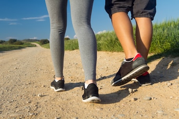 Un pareja caminando por el campo (Magnific)
