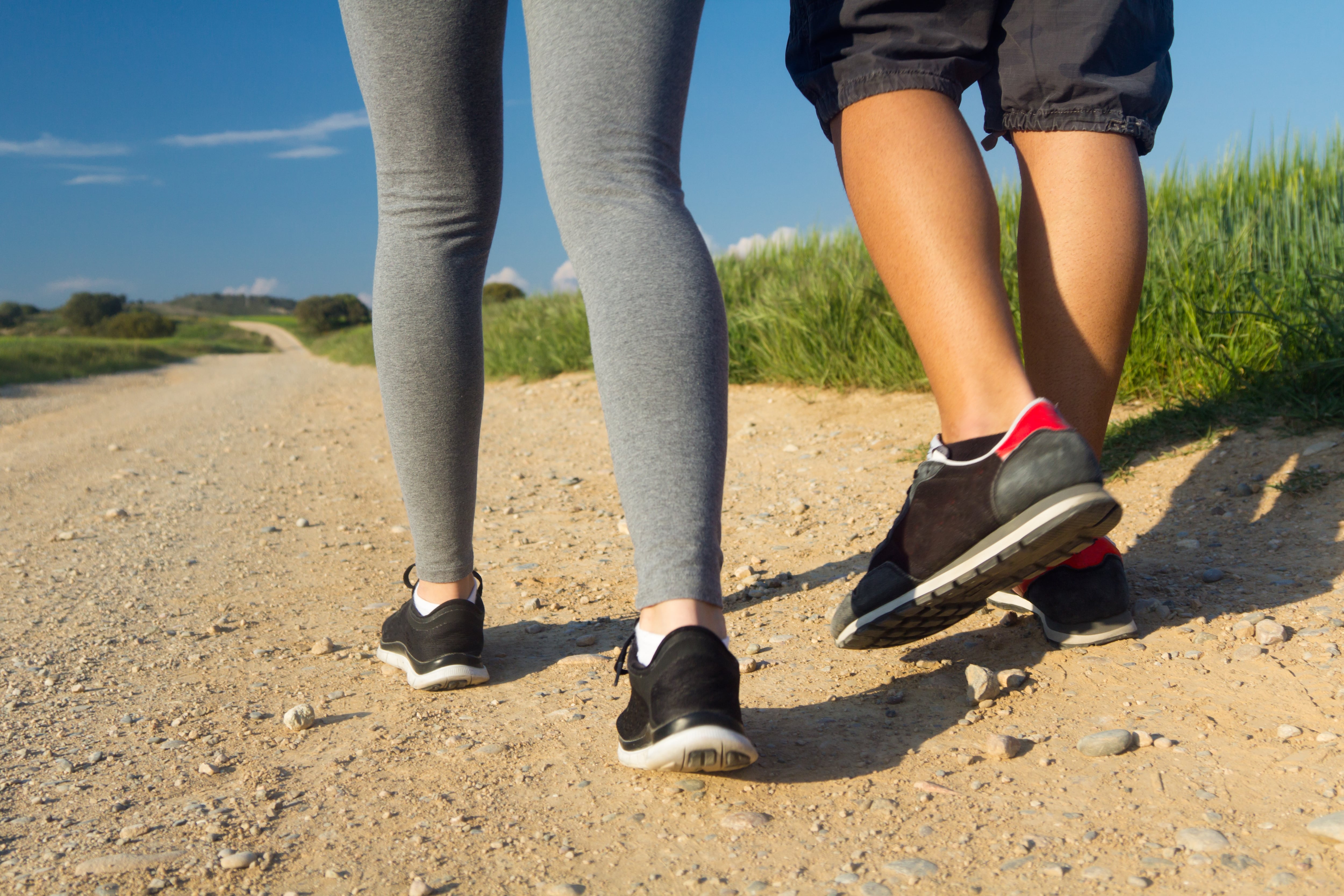 Un pareja caminando por el campo (Magnific)