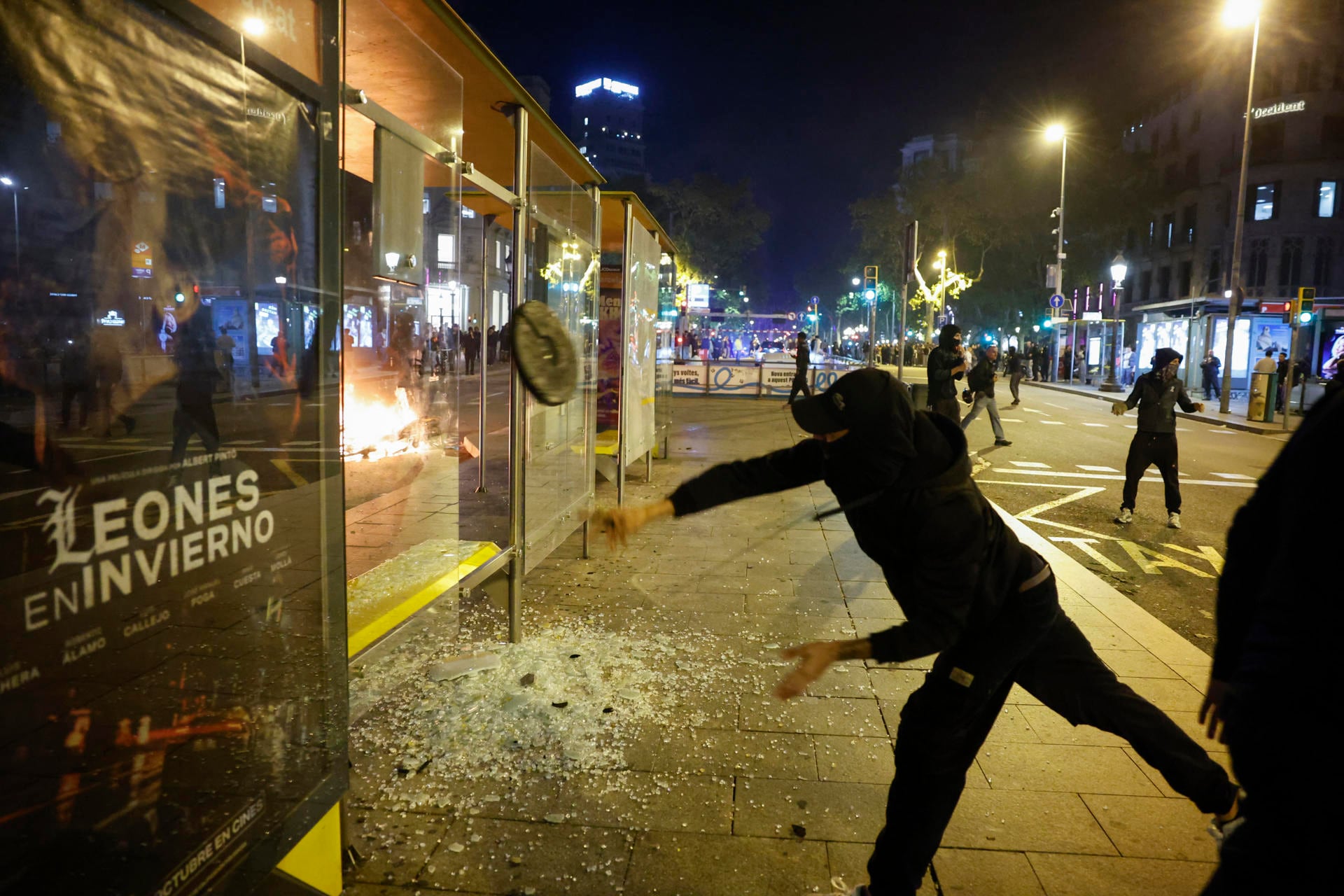 Una concentración de 600 jóvenes en el centro de Barcelona convocada por redes sociales ha derivado este sábado en saqueos de comercios, barricadas, quema de mobiliario urbano y enfrentamiento con los Mossos d