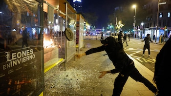 El discurso de la ley y el orden entra de lleno en la campaña electoral: PP y Vox salen en tromba contra el Gobierno y los inmigrantes tras los disturbios en Barcelona