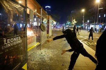 Una concentración de 600 jóvenes en el centro de Barcelona convocada por redes sociales ha derivado este sábado en saqueos de comercios, barricadas, quema de mobiliario urbano y enfrentamiento con los Mossos d'Esquadra. (EFE)
