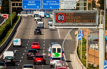 Un panel luminoso de tráfico