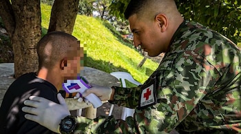 Las autoridades trasladaron a los dos hombres a Medellín para recibir atención médica y continuar con el proceso correspondiente - crédito prensa Ejército Nacional