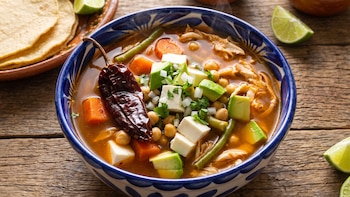 ¿Cómo preparar caldo tlalpeño? el platillo típico de la Ciudad de México que resalta su sabor usando chile chipotle