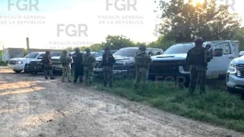 Confiscan tras un cateo vehículos blindados artesanalmente, armamento y arsenal bélico en una bodega en Guasave