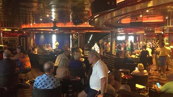 Pasajeros reunidos para ver qué