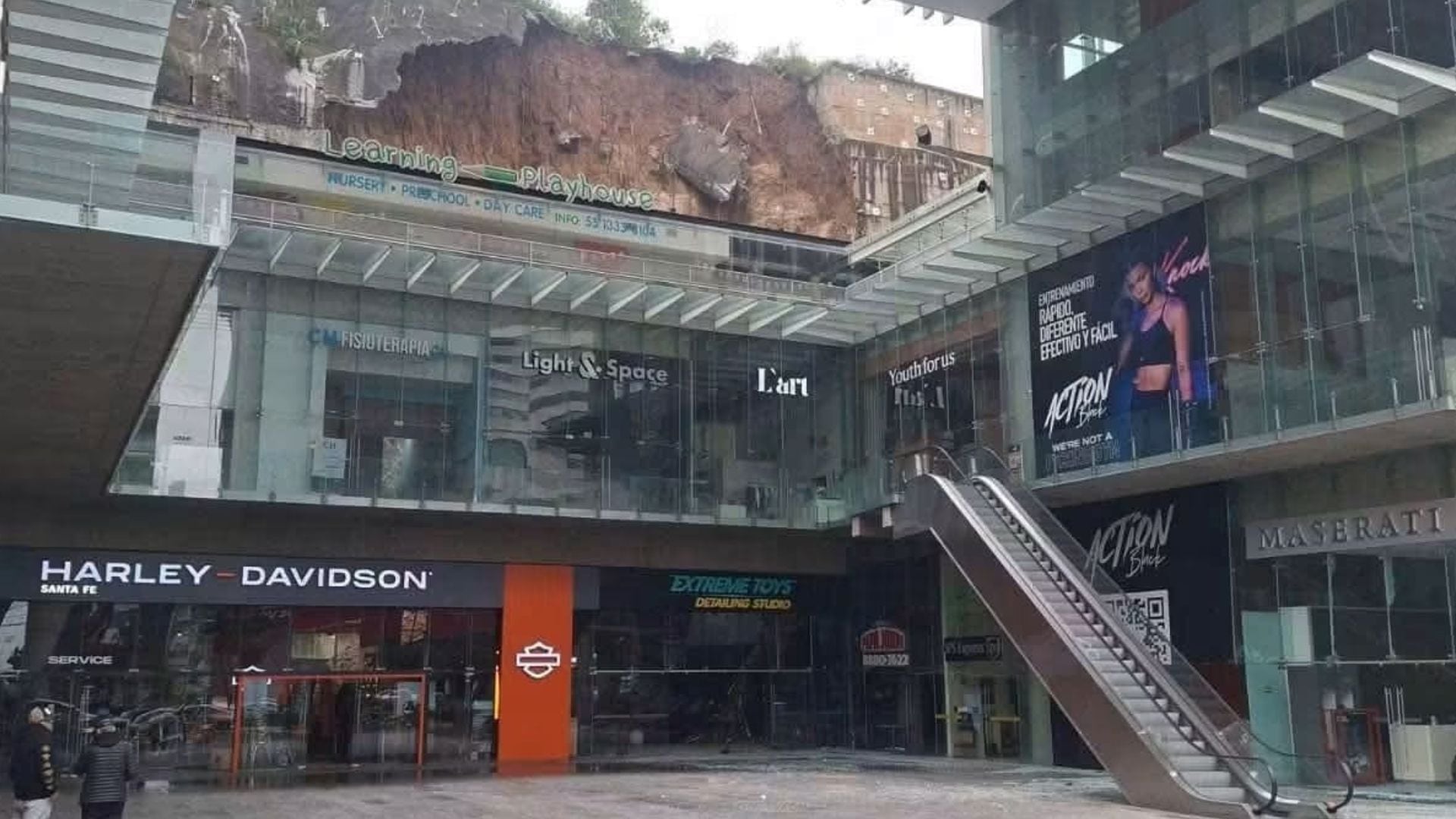 Deslave en un centro comercial en la zona de Santa Fe dejó daños materiales. (Redes sociales)