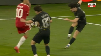 La mano de Joao Neves que encendió la polémica en Bayern Múnich vs PSG (Captura de video)