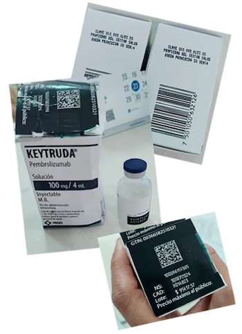 Cajas del medicamento Keytruda (Pembrolizumab) y un frasco. Etiquetas muestran códigos de barras y texto "PROPIEDAD DEL SECTOR SALUD PROHIBIDA SU VENTA"