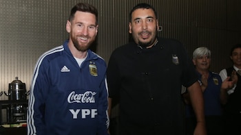 Trabajó en la SIDE, enamoró a Messi y cautivó a todos con sus asados: la increíble historia del cocinero de la selección argentina