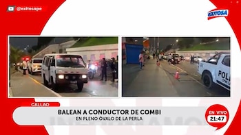 Dos pantallas de video muestran una combi blanca, vehículos policiales, personas y conos en una calle durante la noche