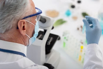 Un científico investigando en un laboratorio (Freepik)