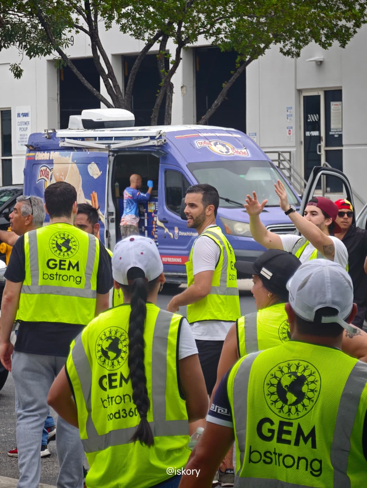 Voluntarios en Doral clasifican insumos médicos y agua potable bajo el lema “Venezuela ayuda a Venezuela”, en una muestra de solidaridad tras los terremotos (Israel Loreto)