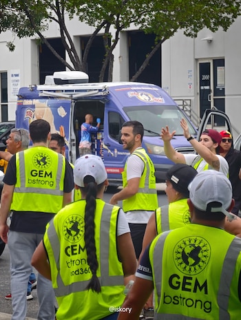 Voluntarios en Doral clasifican insumos médicos y agua potable bajo el lema “Venezuela ayuda a Venezuela”, en una muestra de solidaridad tras los terremotos (Israel Loreto)