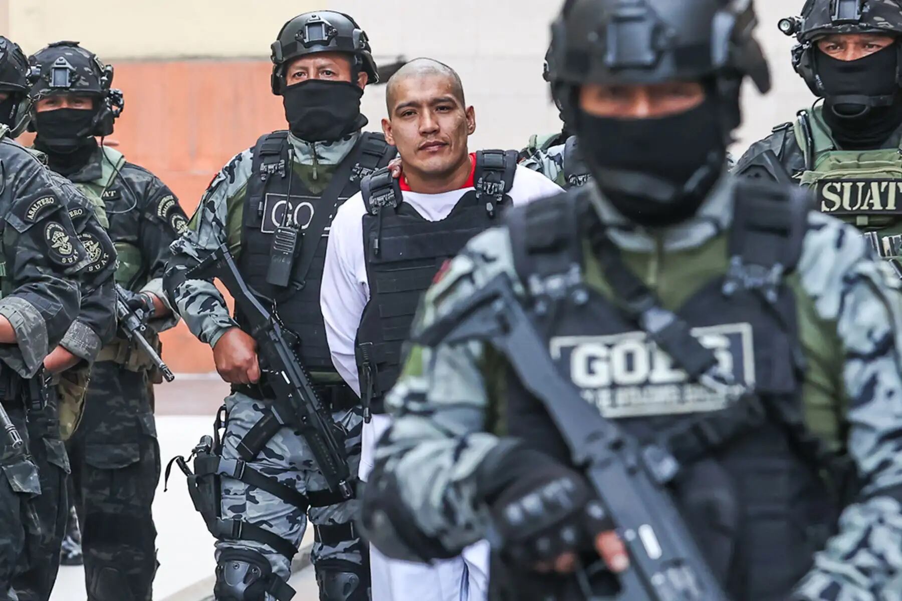 Erick Moreno luce con la cabeza rapada durante su traslado a la Base Naval del Callao - Crédito: Andina