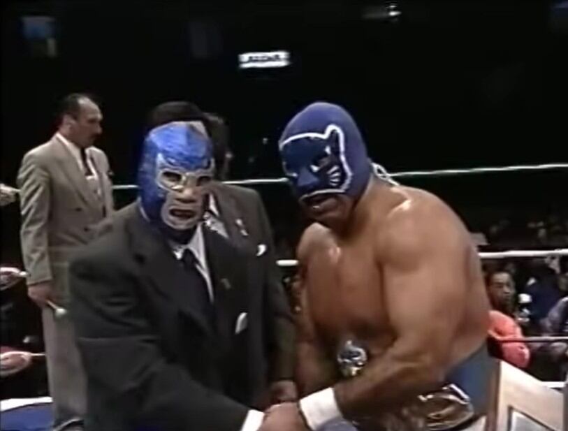 Blue Demon da el primer reconocimiento a Blue Panther al ganar el torneo en 2000. (Especial)