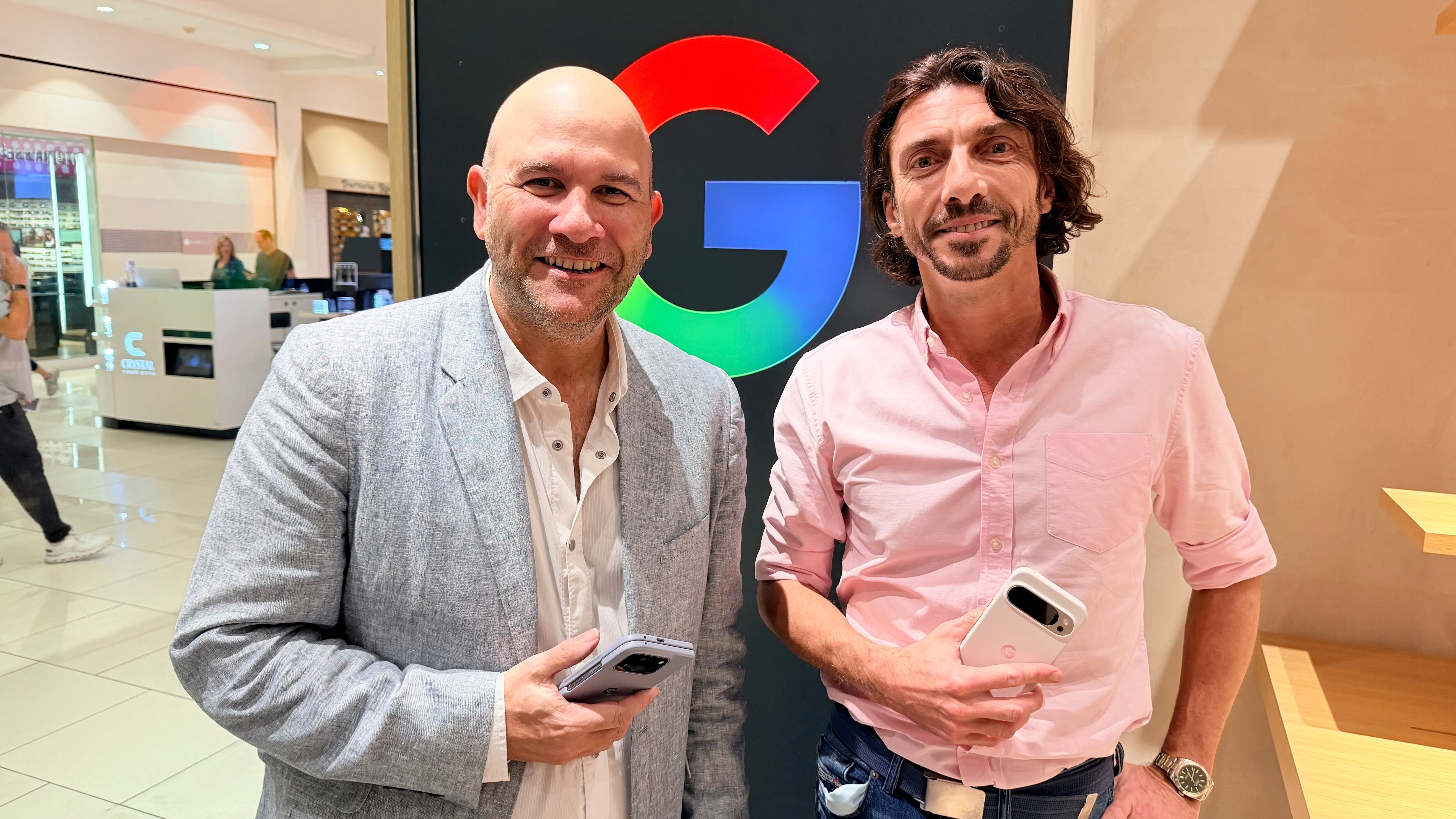Sebastián Valverde y Ramiro Sánchez, directivos de Google, presentes en la tienda de Aventura durante la inauguración.