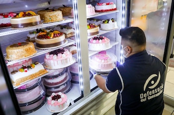 La Defensoría del Consumidor intensificó operativos de verificación de precios en San Salvador por el Día de la Madre. (Cortesía: Secretaría de Prensa)