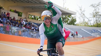 La mexicana de 25 años reafirmó su campeonato mundial y aseguró la presea dorada tras una actuación sólida en scratch, tempo, eliminación y carrera por puntos, reafirmando el gran momento del ciclismo nacional. (X/ @Rommel_Pacheco)