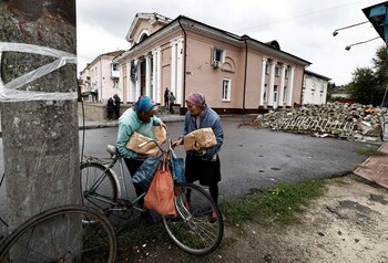 Dos mujeres reciben ayuda humanitaria,