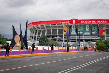 Policías restringen a los manifestantes a varios metros del Azteca y mantienen vigilancia en los alrededores ante el riesgo de enfrentamientos. (FOTO: ROGELIO MORALES /CUARTOSCURO.COM)