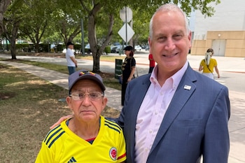 Mario Díaz-Balart con colombianos en Estados Unidos
