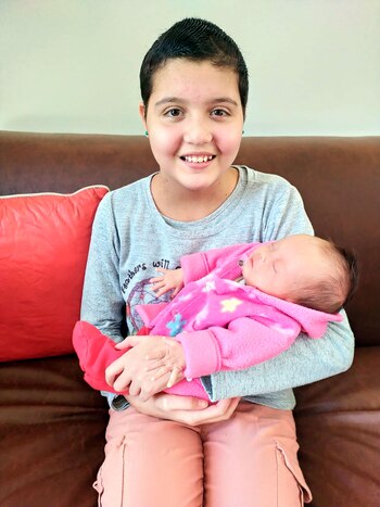 Guadalupe con su hermanita recien