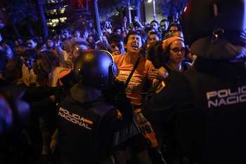 Decenas de personas en Madrid frente al ático de Chamberí tras el desahucio de Maricarmen. (Alejandro Martínez Vélez / Europa Press)