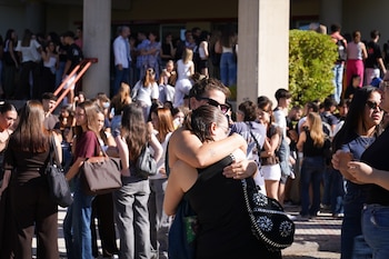 Participantes en el minuto de silencio convocado por la Universidad de Granada en memoria de la estudiante Claudia Tacoronte Aguilera, asesinada en México. A 14 de septiembre de 2026 en Granada (Andalucía, España). (Arsenio Zurita / Europa Press)