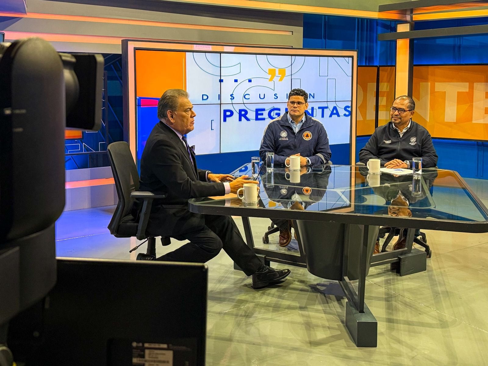 Los directores de Protección Civil y Desechos Sólidos de San Salvador Centro participaron en una entrevista televisiva para informar sobre los planes de limpieza y prevención ante la temporada de lluvias (Cortesía @DesechoSolidos).