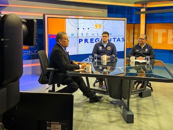 Los directores de Protección Civil y Desechos Sólidos de San Salvador Centro participaron en una entrevista televisiva para informar sobre los planes de limpieza y prevención ante la temporada de lluvias (Cortesía @DesechoSolidos).