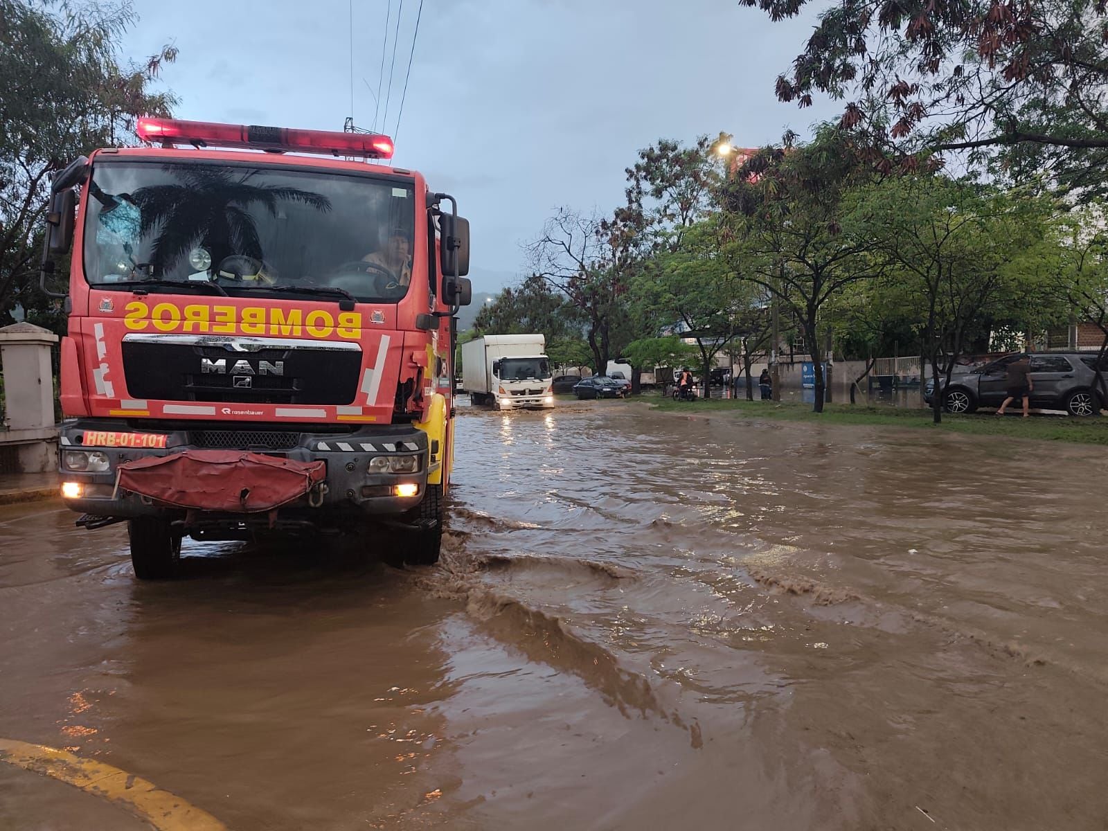Chamelecón registra acumulación de agua en calles y zonas residenciales. Autoridades mantienen vigilancia en sectores vulnerables de la ciudad. (Foto: Cuerpo de Bomberos)