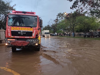 Chamelecón registra acumulación de agua en calles y zonas residenciales. Autoridades mantienen vigilancia en sectores vulnerables de la ciudad. (Foto: Cuerpo de Bomberos)