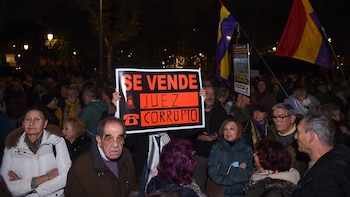 Cientos de personas protestan frente