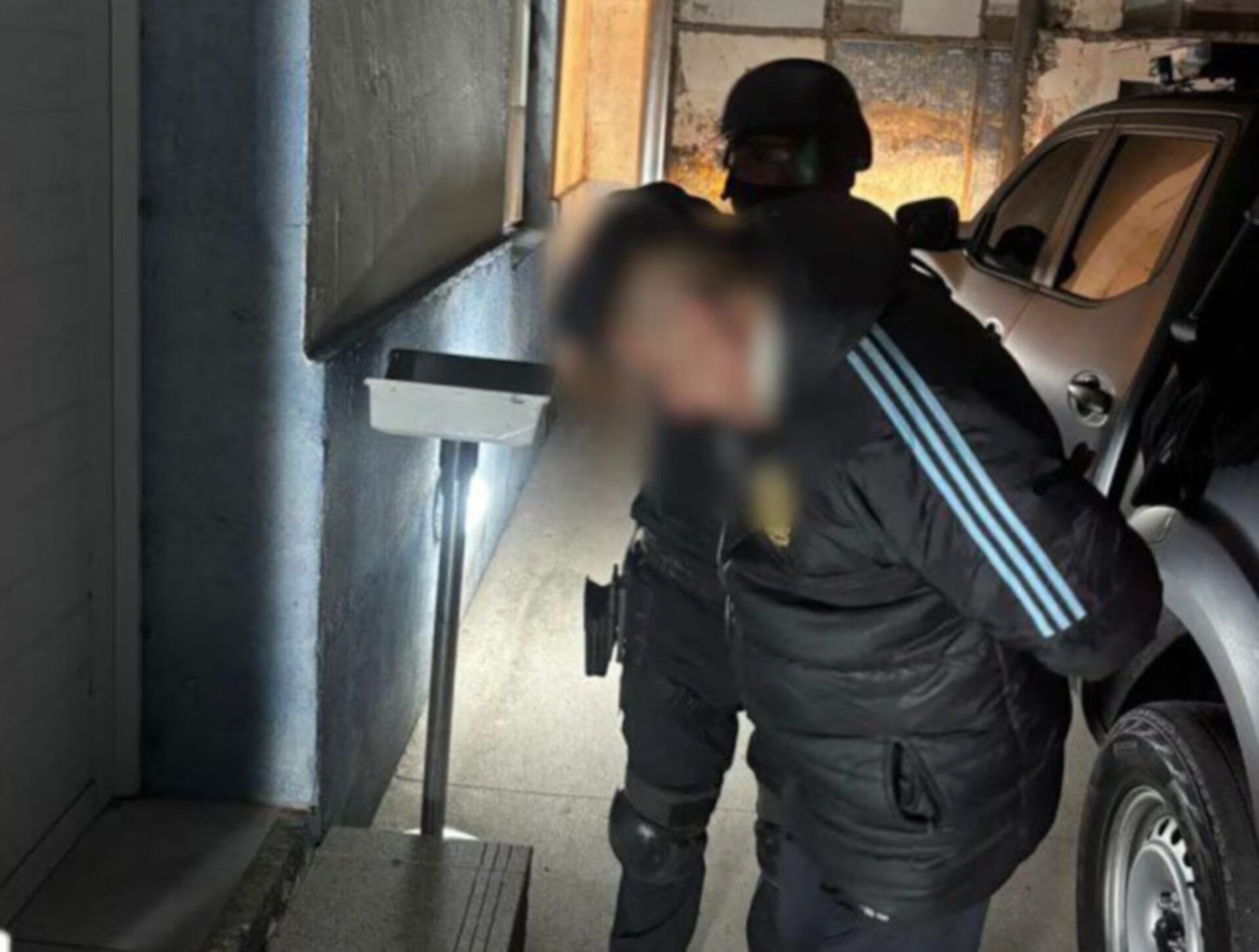 Uno de los detenidos es trasladado por efectivos de la Fuerza Policial Antinarcotráfico