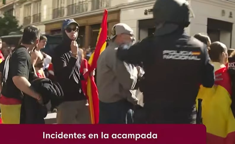 Tensión en la Puerta del Sol con la llegada de asistentes al desfile del 12 de Octubre.