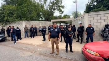 Graban el momento en que padres golpean y casi linchan a los agresores del ataque armado en secundaria de Torreón