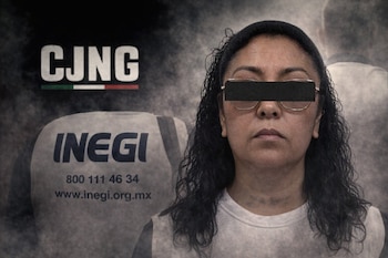 Mujer con franja negra sobre los ojos y cabello rizado oscuro, frente a un logotipo grande de CJNG y el dorso de un chaleco con el logo del INEGI.