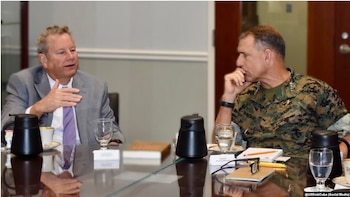 El encargado de Negocios de EE.UU. en Cuba, Mike Hammer, se reunió con el jefe del Comando Sur, general Frank Donovan