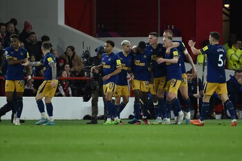 Alexander Isak, centro, del Newcastle,