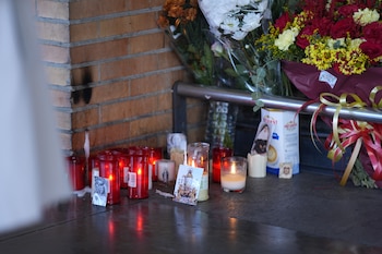 Un pequeño altar con flores y velas en recuerdo a las víctimas en la estación de Santa Justa de Sevilla tras el accidente ferroviario de Urda (Toledo). (Joaquín Corchero/Europa Press)