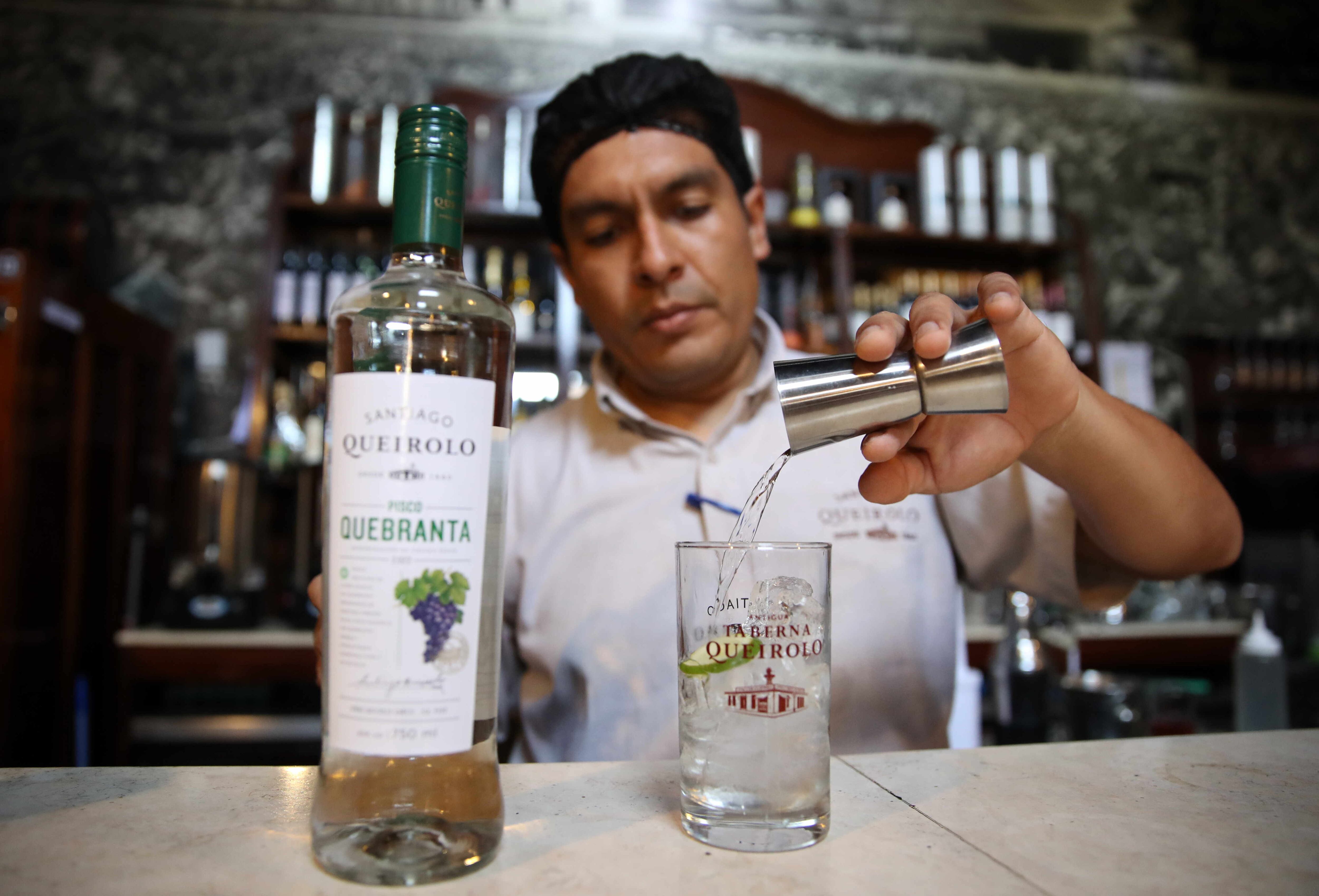 Un barman del antiguo bar
