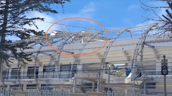 Colapsa techo metálico de coliseo