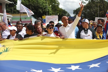 El ministro de educación de Venezuela, Héctor Rodríguez (c), participa en una marcha este 15 de enero de 2026, en Caracas (Venezuela). EFE/ Miguel Gutiérrez
