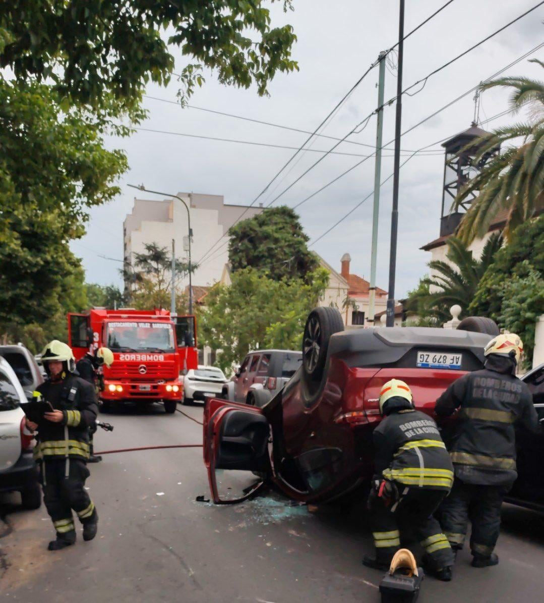 Bomberos de la Ciudad de Buenos Aires tratan de dar vuelta el vehículo, en Parque Avellaneda (Foto: Ministerio de Seguridad de la Ciudad de Buenos Aires).
