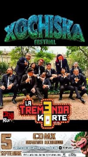 Cartel promocional con los integrantes de una banda vestidos de traje sobre un banco de parque, acompañado por logotipos y texto informativo