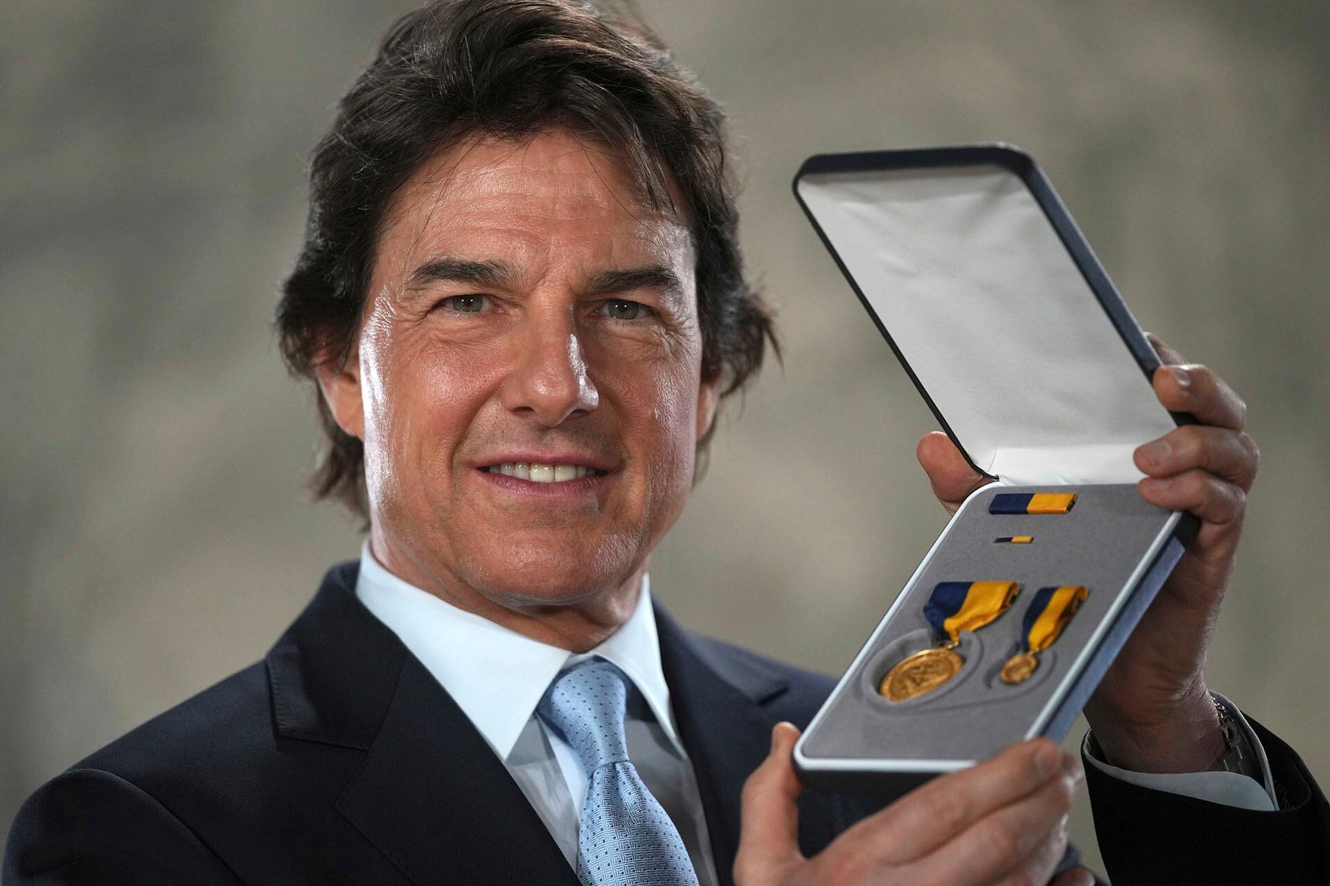 La Marina de los Estados Unidos otorgó a Tom Cruise su máxima condecoración civil por servicio público, reconociendo su impacto en la aviación y su contribución al cine (AP Photo/Kin Cheung)