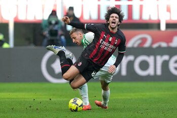 Sandro Tonali del Milan recibe